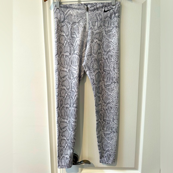Nike Women's White Snake Print High Waist leggings - Picture 1 of 3